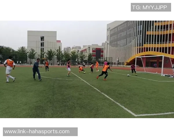 课后欢聚绿茵场踢足球释放压力与友谊的快乐时光